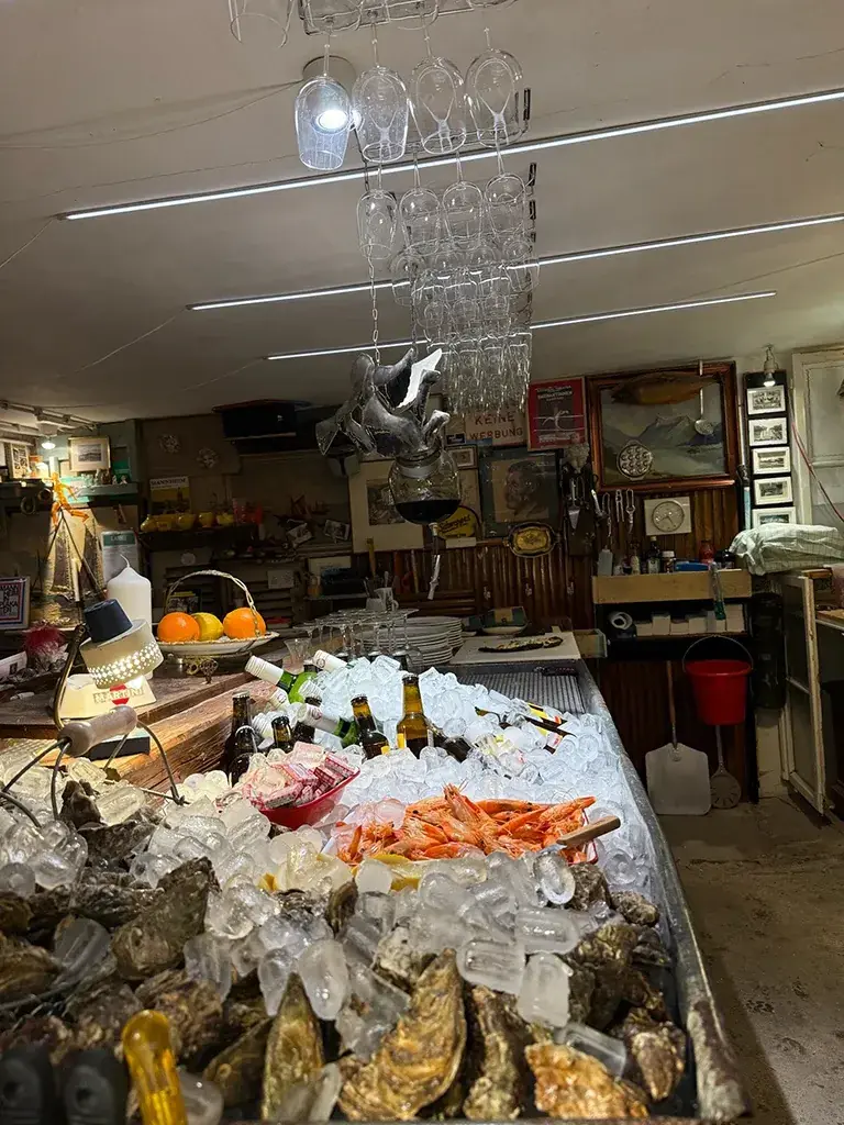 Der Tresen der Garage mit Austern, Crevetten und Zitronen auf Eis
