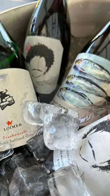 Weinflaschen im Eiskübel